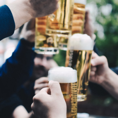 Zum Wohl: Bier in Gläsern werden zum Trinkspruch erhoben.