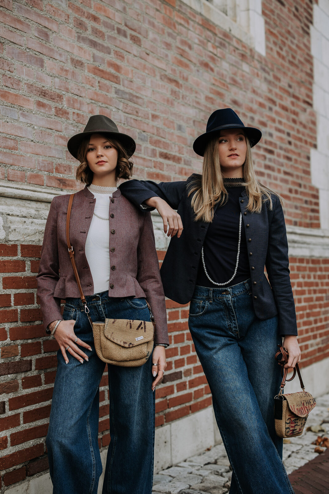 Trachtenjanker in Altrosa und Marine, dazu weite Jeans, Hüte und Perlenketten