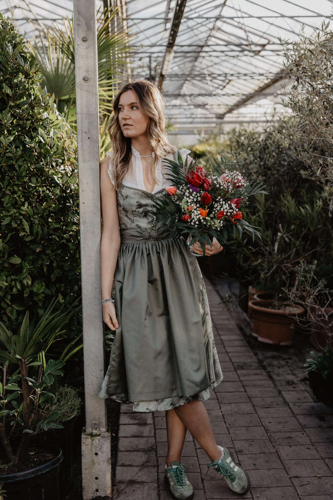 Grünes Dirndl mit Blumenstrauß — Trachten bei Rusticarum in Ingolstadt